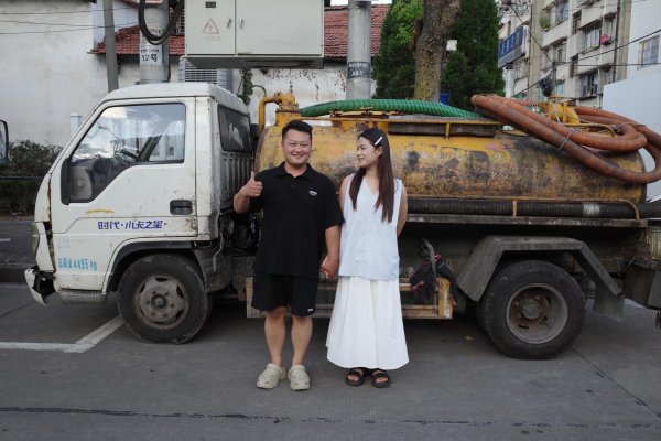 恒信策略 95后“掏二代”：上班开清粪车下班开奔驰，幼师女友为他辞职千里奔现丨在场